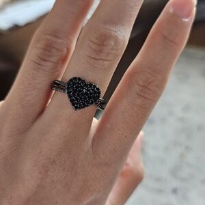 Chic Black Heart Ring